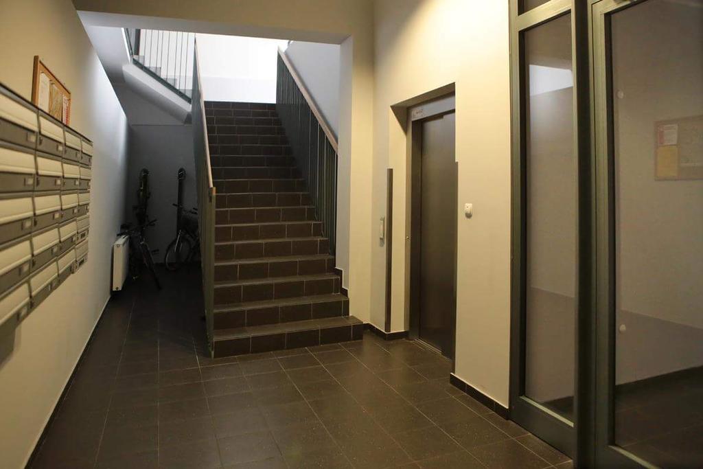 Studio di 35 m² in Appartamento con 1 bagno privato in zona Poznan Centro Esterno foto